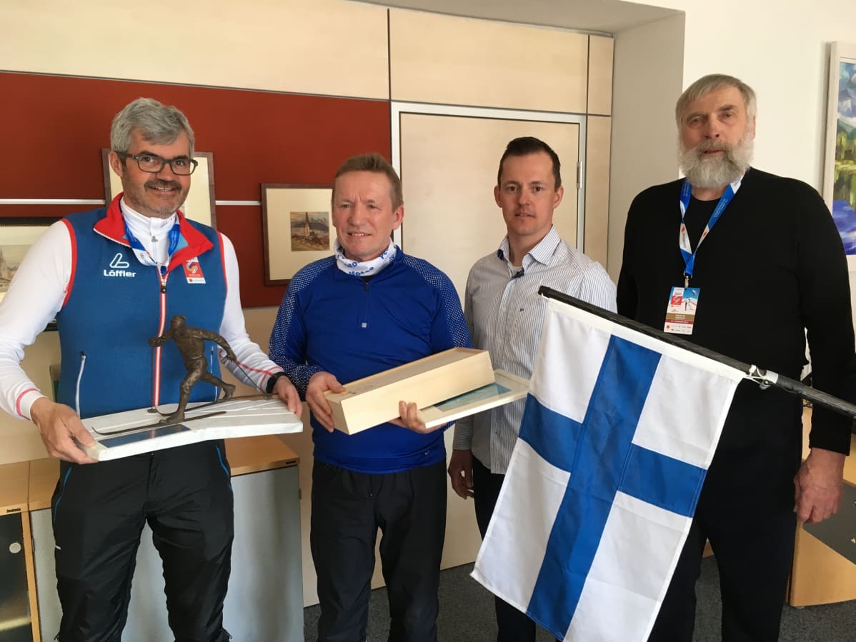 Seefeldin pormestari Werner Frießer kannattelee Mäntyranta-patsasta. Kuvassa myö Pellon kunnanjohtaja Eero Ylitalo sekä Sami Jauhojärvi ja Juha Mieto.