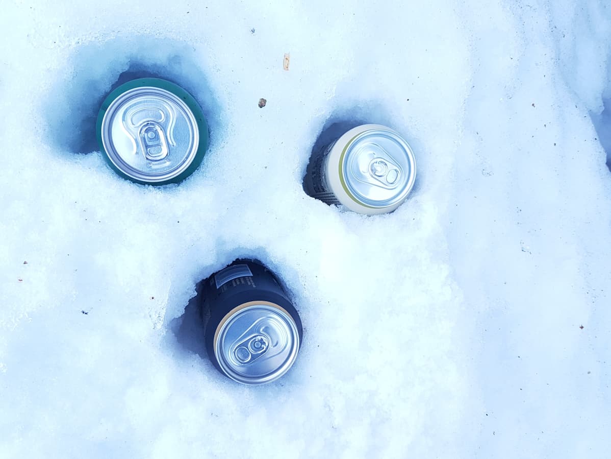 Lämmön siirtymisestä johtuen oluet jäähtyvät hangessa nopeammin kuin paljaalla pinnalla.