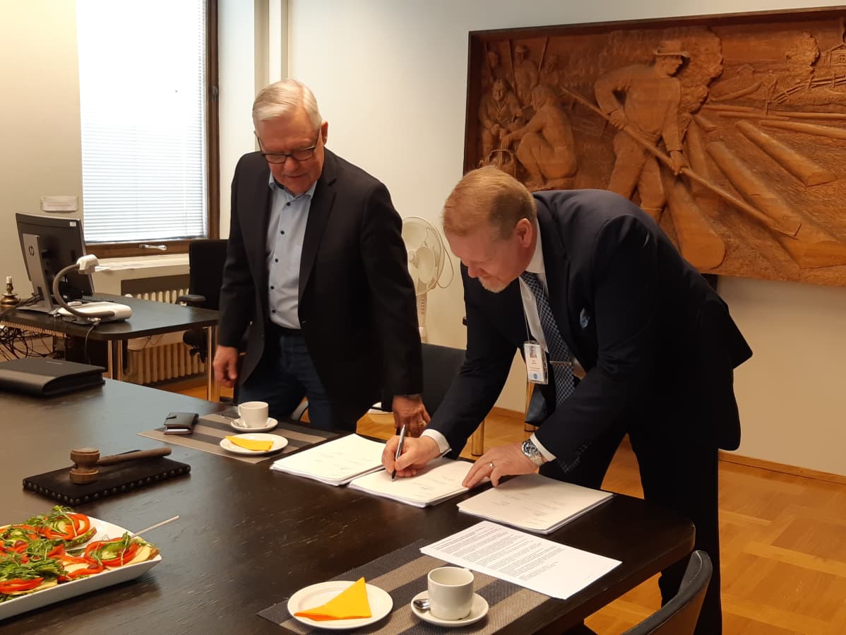 Jari Elomaa ja Esa Sirviö allekirjoittamassa tapahtumakeskuksen, yrityskeskuksen ja korkeakoulukampuksen toteuttamissopimusta.