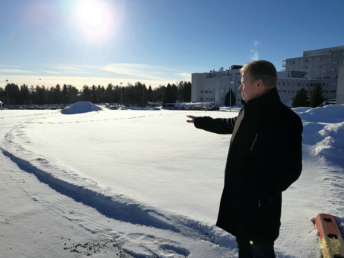 Lapin keskussairaalan laajennushankkeen projektipäällikkö Janne Keskinarkaus helikopterikentän vieressä.