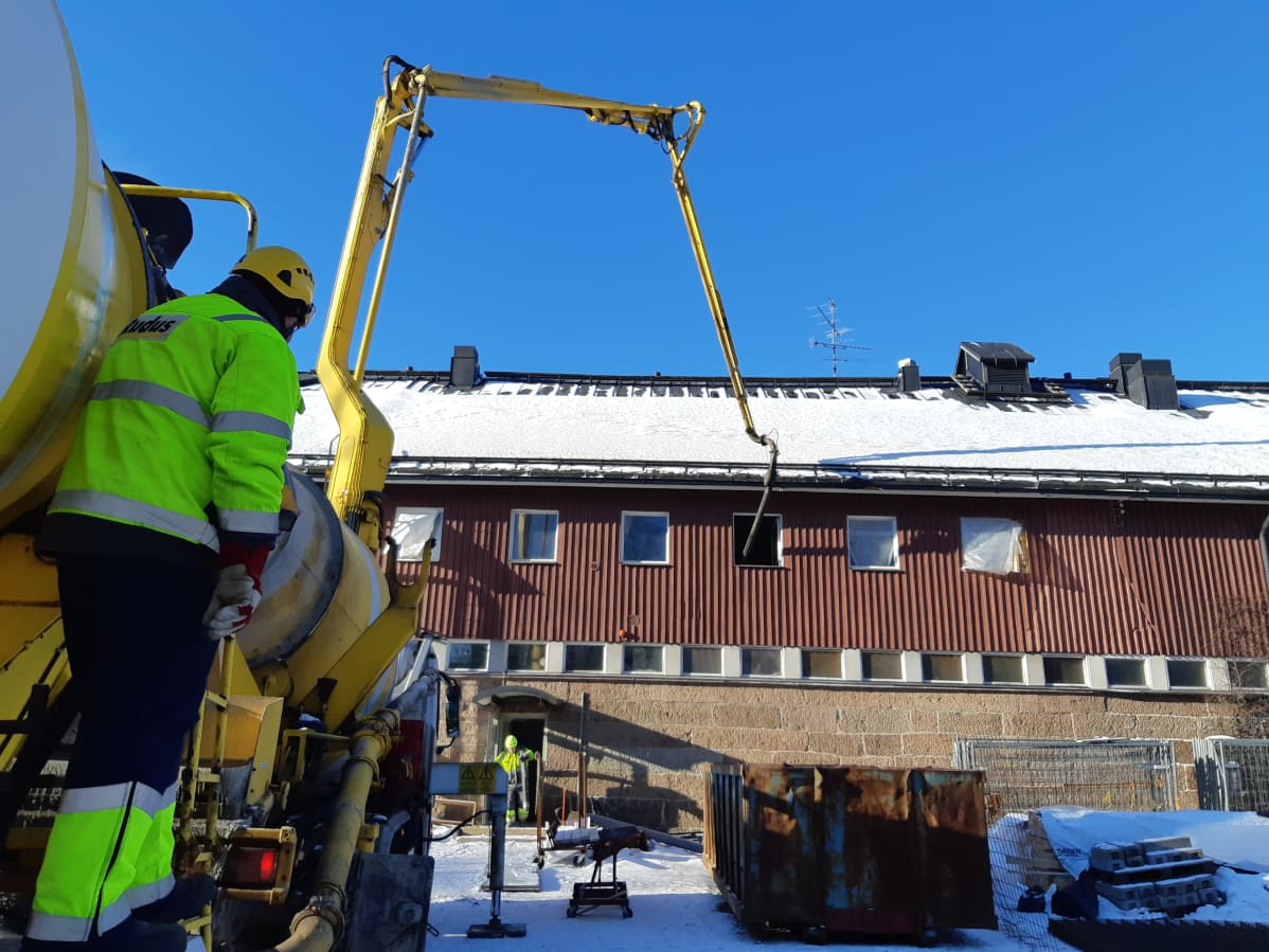 Ankkapurhan kivinavettaan valettiin lattiaa maaliskuussa 2019.