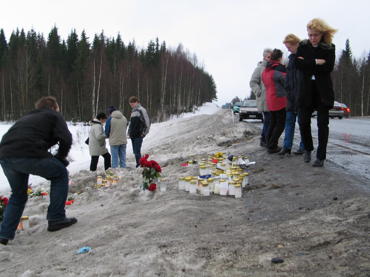 Äänekoski, Konginkangas. Ihmisiä bussiturman tapahtumapaikalla seuraavana päivänä 20.03. 2004