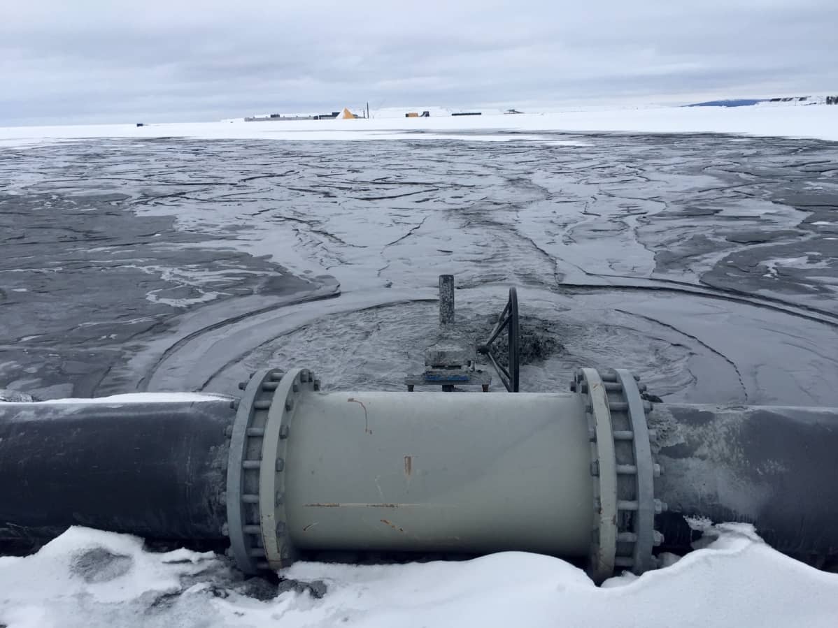Rikastushiekkajätettä pumpataan Kevitsan kaivoksen suureen jätealtaaseen. Altaan kiertävän padon pituus on kymmenen kilometriä. Kevitsan kaivos, Sodankylä 20.3.2019