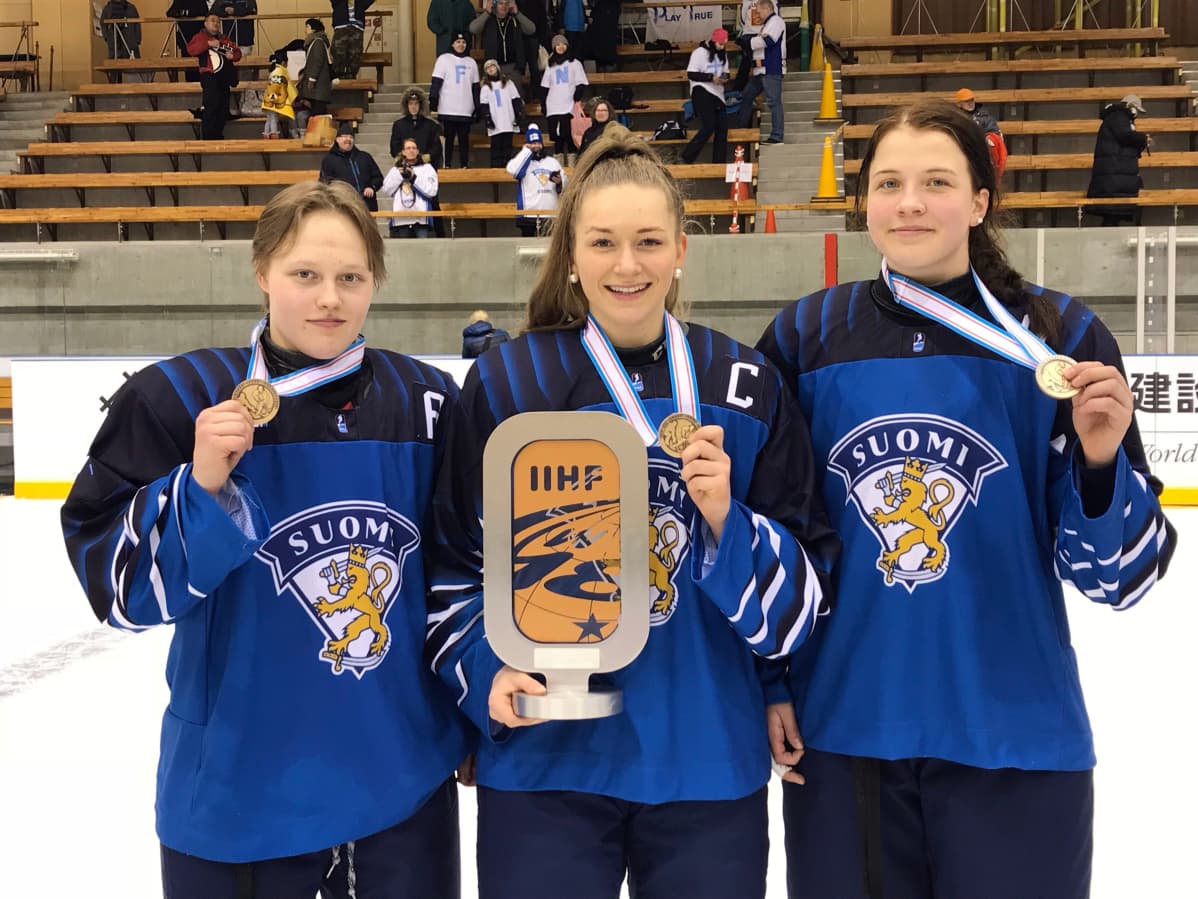 Viivi Vainikka (vas), Nelli Laitinen ja Emilia Vesa saavuttivat alle 18-vuotiaiden MM-kisoissa pronssia. Vainikka ja Laitinen valittiin myös naisten MM-joukkueeseen.