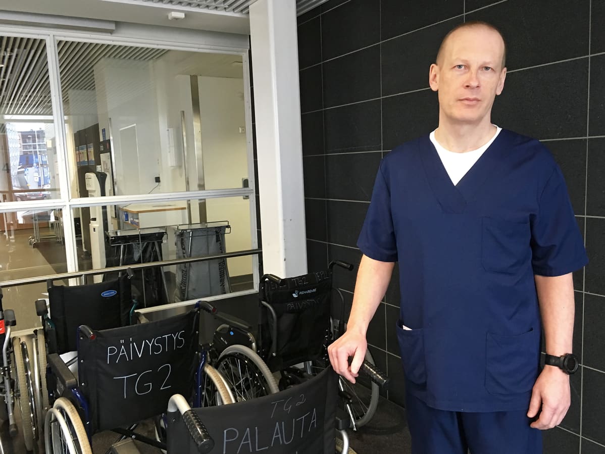 VSSHP:n ensihoitopalveluiden ylilääkäri Timo Iirola seisoo Tyksin päivystyksen ovella.