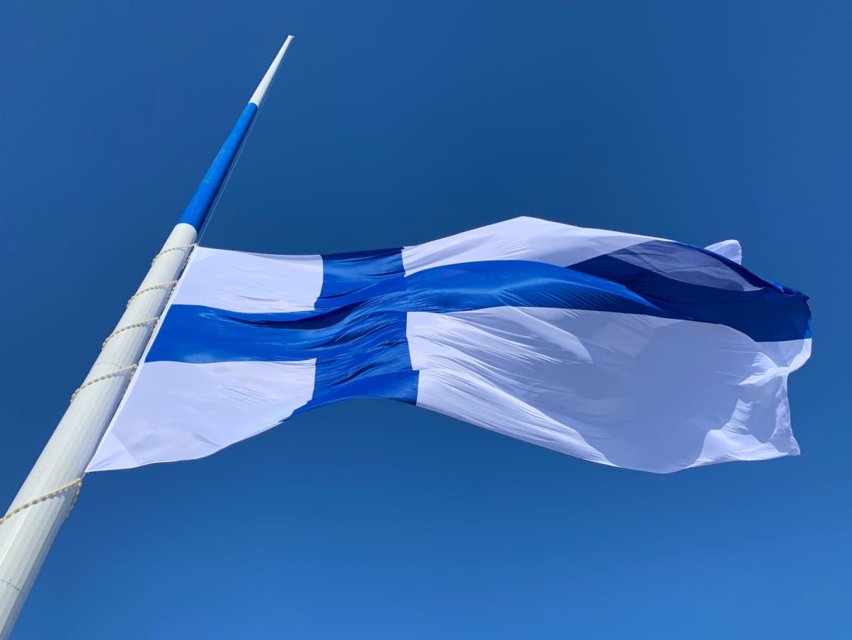 Suomen lippu nousee satametriseen salkoon.