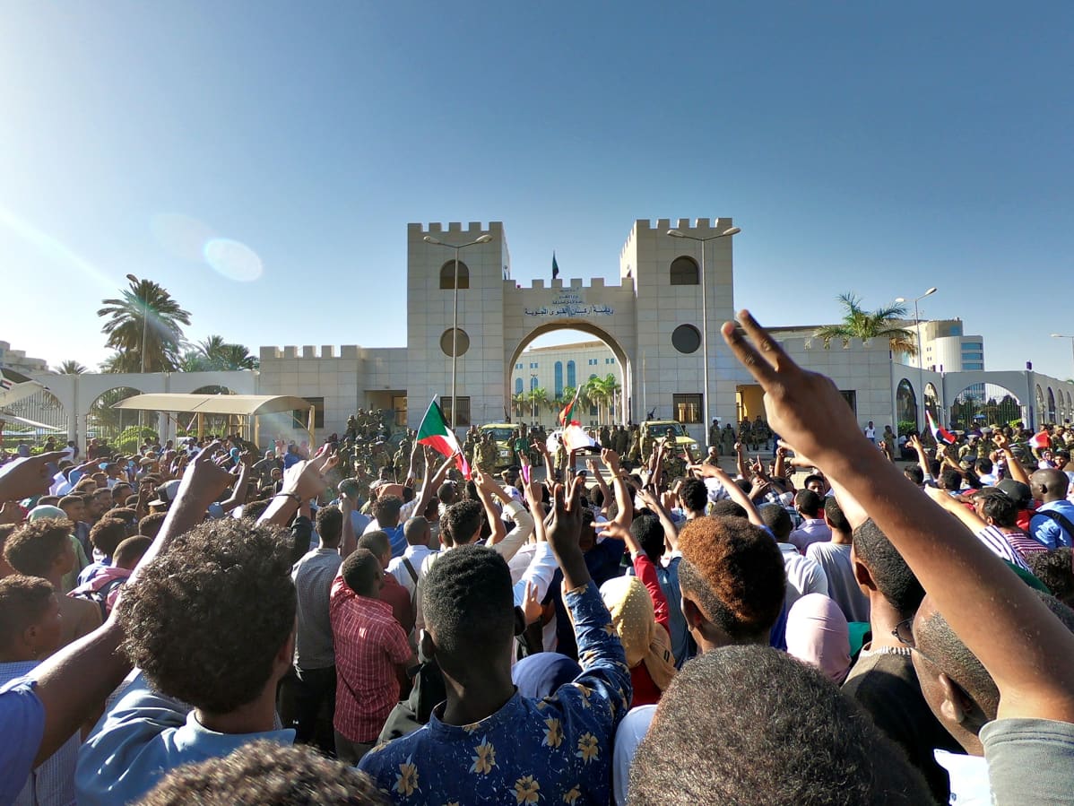 Mielenosoittajia Sudanissa.