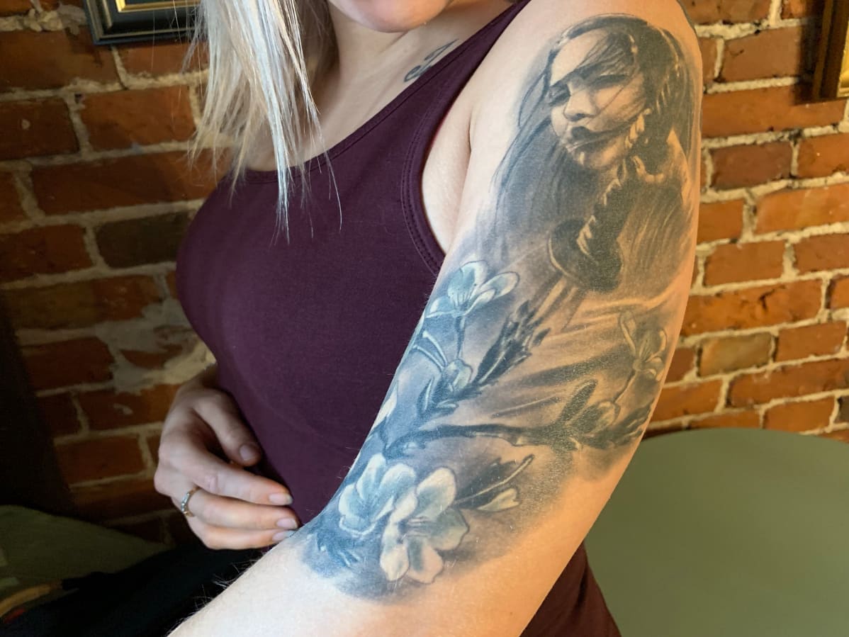 Tatuointi soturinaisesta ja kirsikankukista