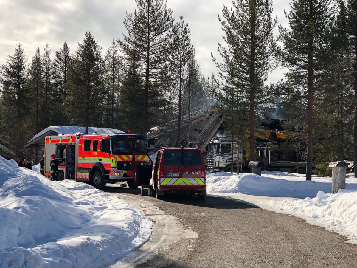 Hirsimökin tulipalon jälkisammutusta Levillä aamupäivällä 12. huhtikuuta.