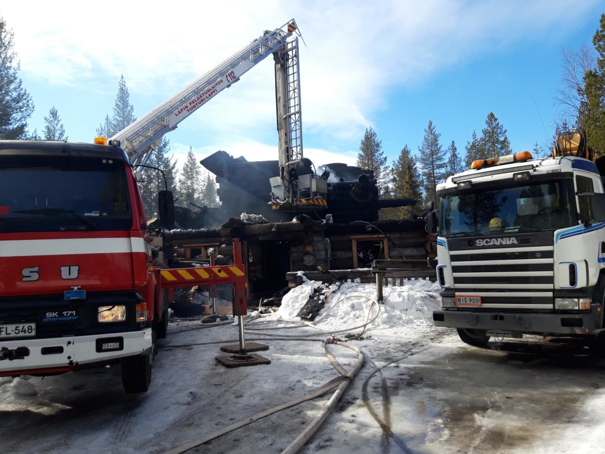 mökin paloa sammutetaan Levillä