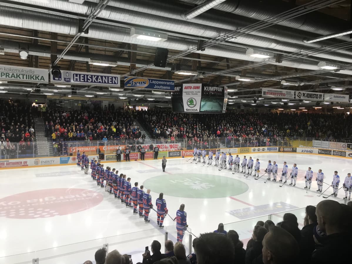 Imatran Ketterän ja KeuPan joukkueet Mestiksen ensimmäisen finaaliottelun aloitusseremoniassa Lappeenrannan Kisapuistossa.