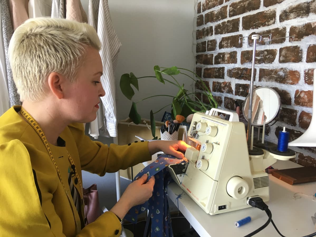 Aija Rouhiainen ompelee ompelukoneella.