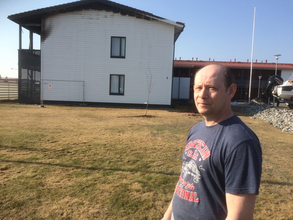 Kuopiolainen Tapani Sonninen asuu tulipalossa vaurioituneen luhtitalon alakerrassa.