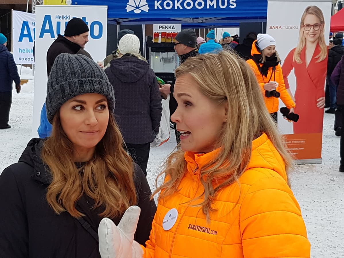 Sara Tuisku ja Jaana Pelkonen eduskuntavaalikampanjatilaisuudessa Rovaniemen Lordin aukiolla 16.3.2019.