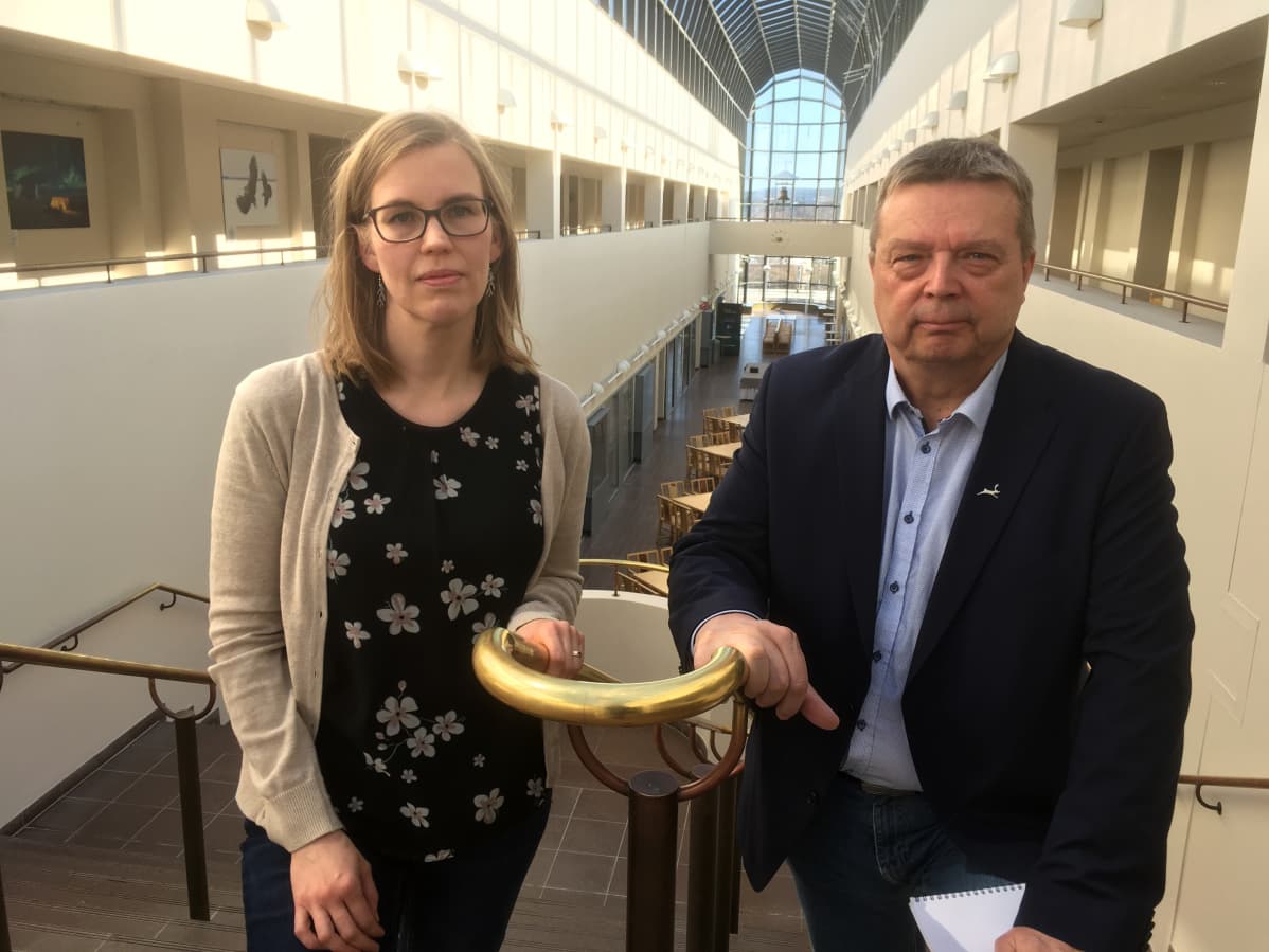 Arktisen keskuksen projektikoordinaattori Anne Raja-Hanhela ja ulkoministeriön arktisen tiimin tiedottaja Martti Ruokolainen Arktikumissa.
