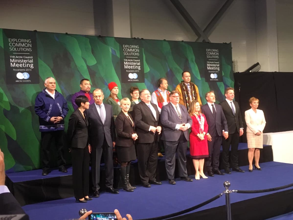 Arktisten maiden ulkoministerit perhepotretissa Rovaniemen Lappi Areenalla toukokuussa 2019.
