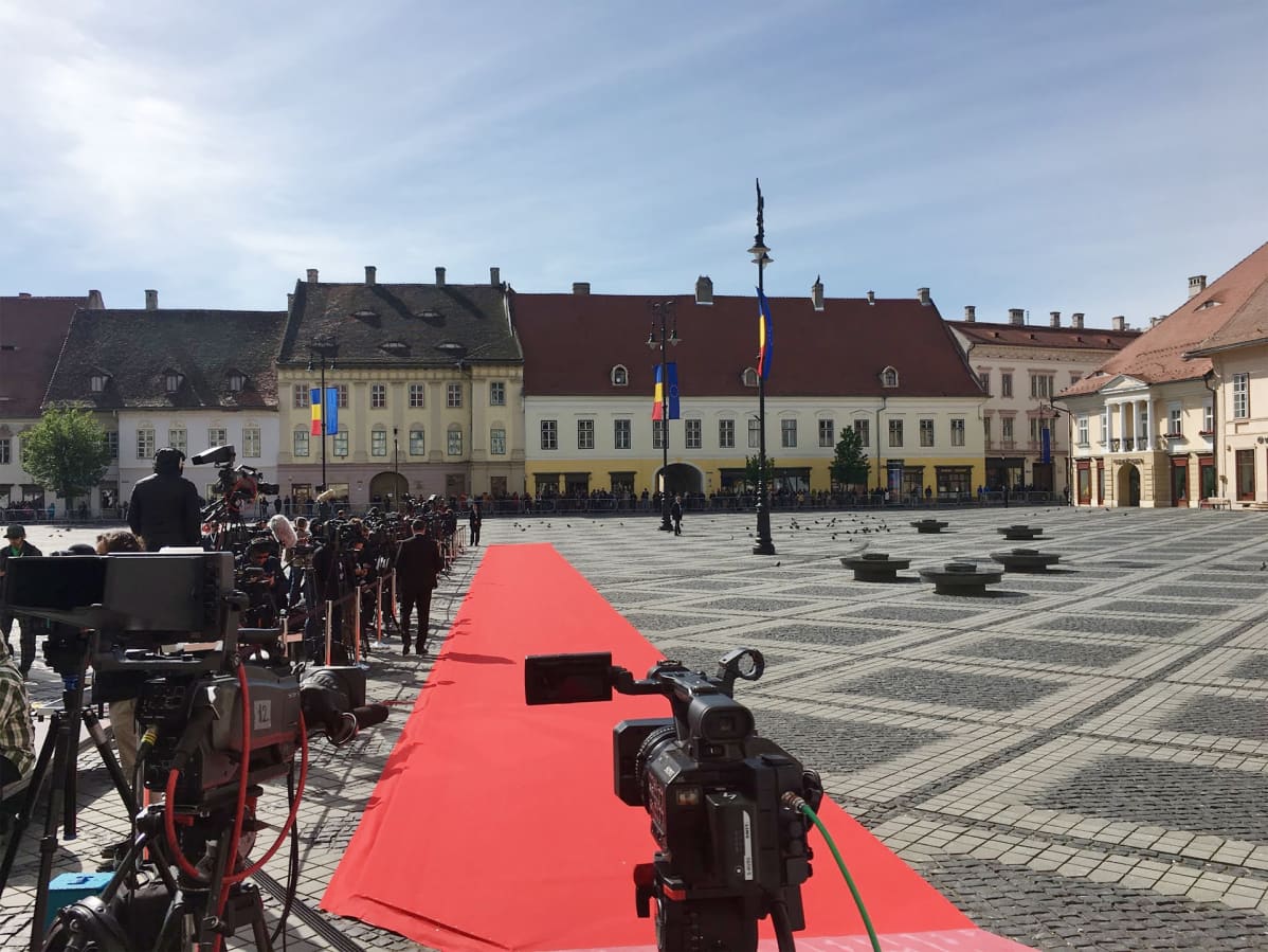 Kuvassa punainen matto, jonka edessä TV-kamera.
