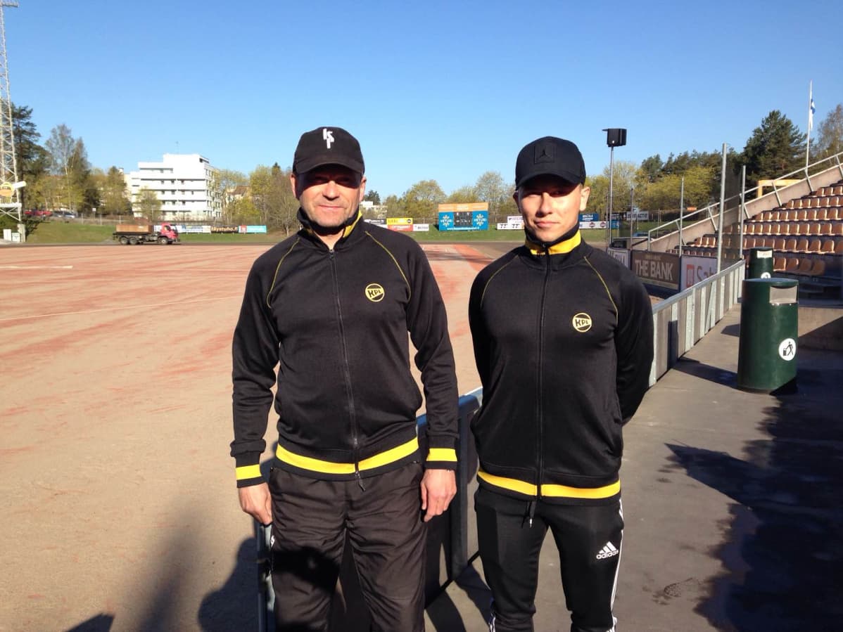 Kouvolan Pallonlyöjien pelinjohtaja Matti Iivarinen ja pelaaja Roope Koskelainen seisovat pesäpallokentän laidalla