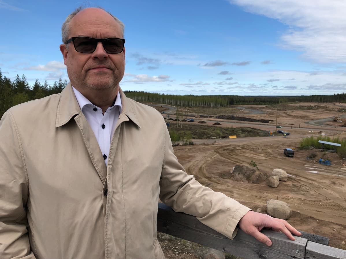 toimitusjohtaja Markku Pietilä Kymi Ring -moottoriradan työmaa taustalla