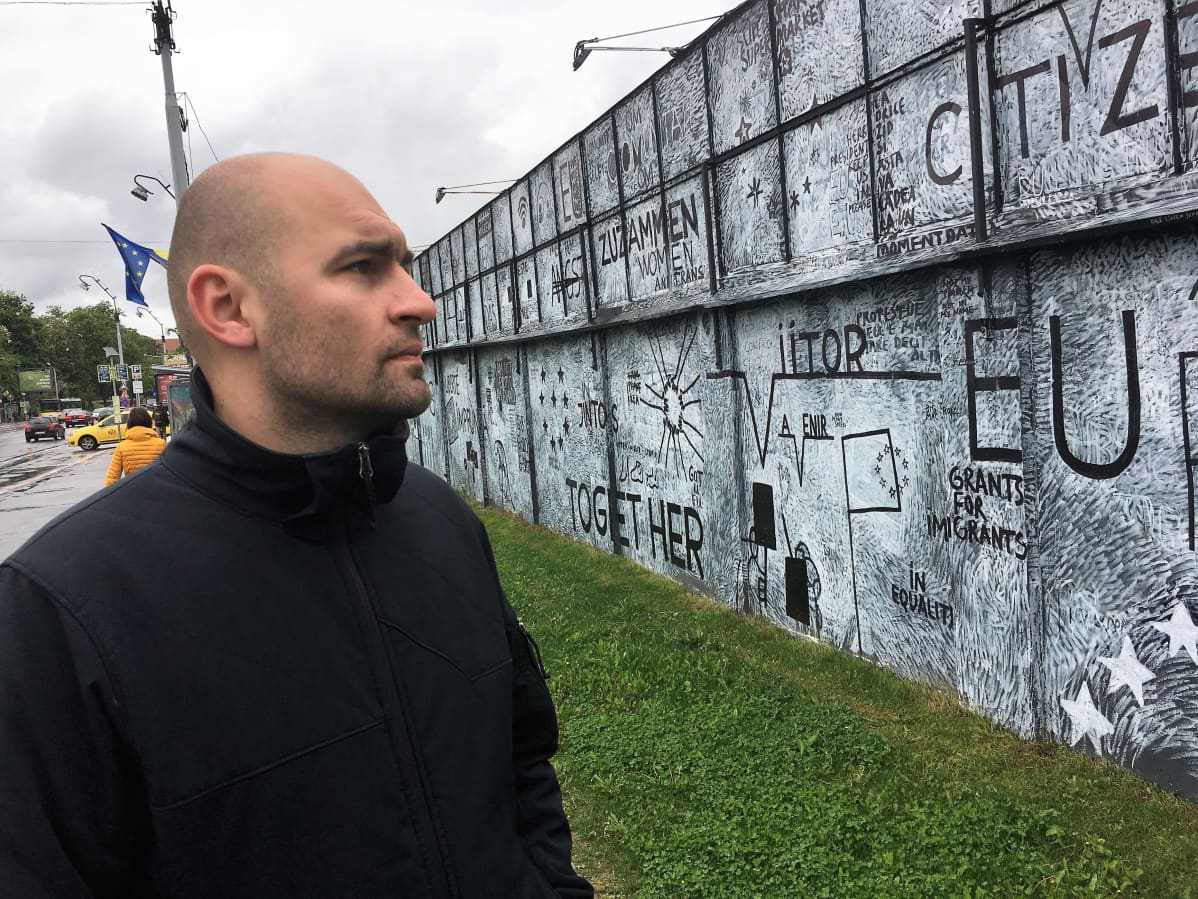 Cristian Dide joutui poliisiasemalle yritettyään osoittaa mieltään Sibiun EU-huippukokouksen yhteydessä.