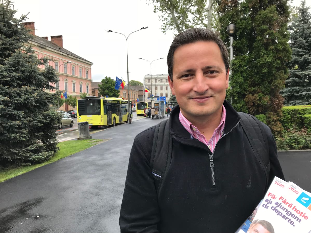 Eurovaaliehdokas Nicolae Ștefănuță kampanjoi Sibiun kaupungissa Romaniassa.