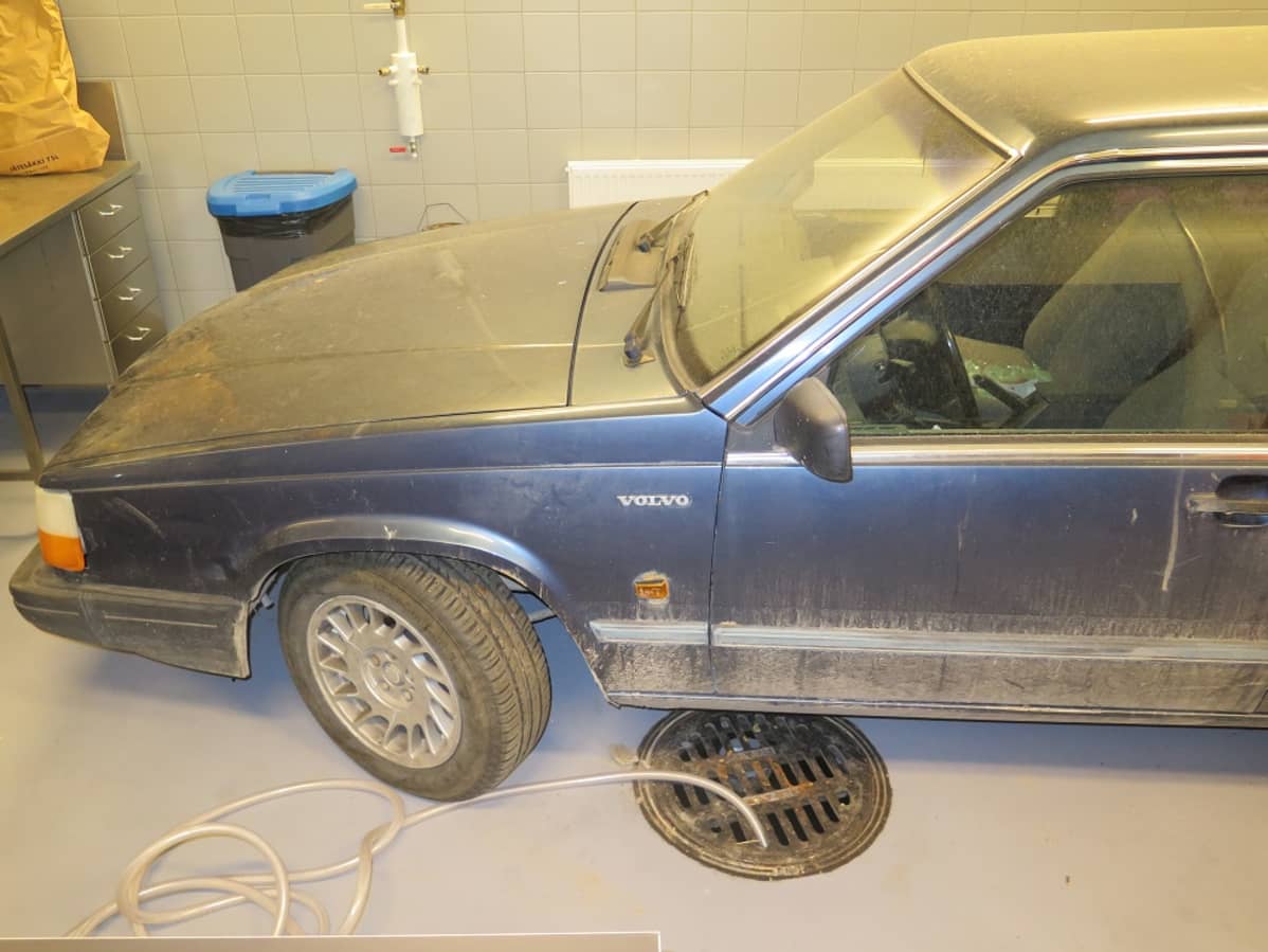 Auto tallissa