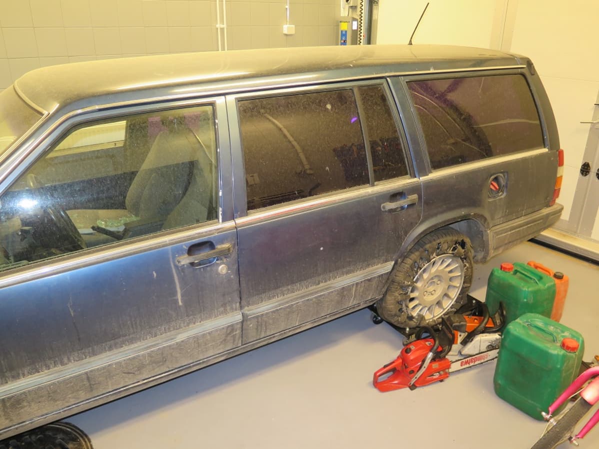 Volvo-merkkinen auto autotallissa