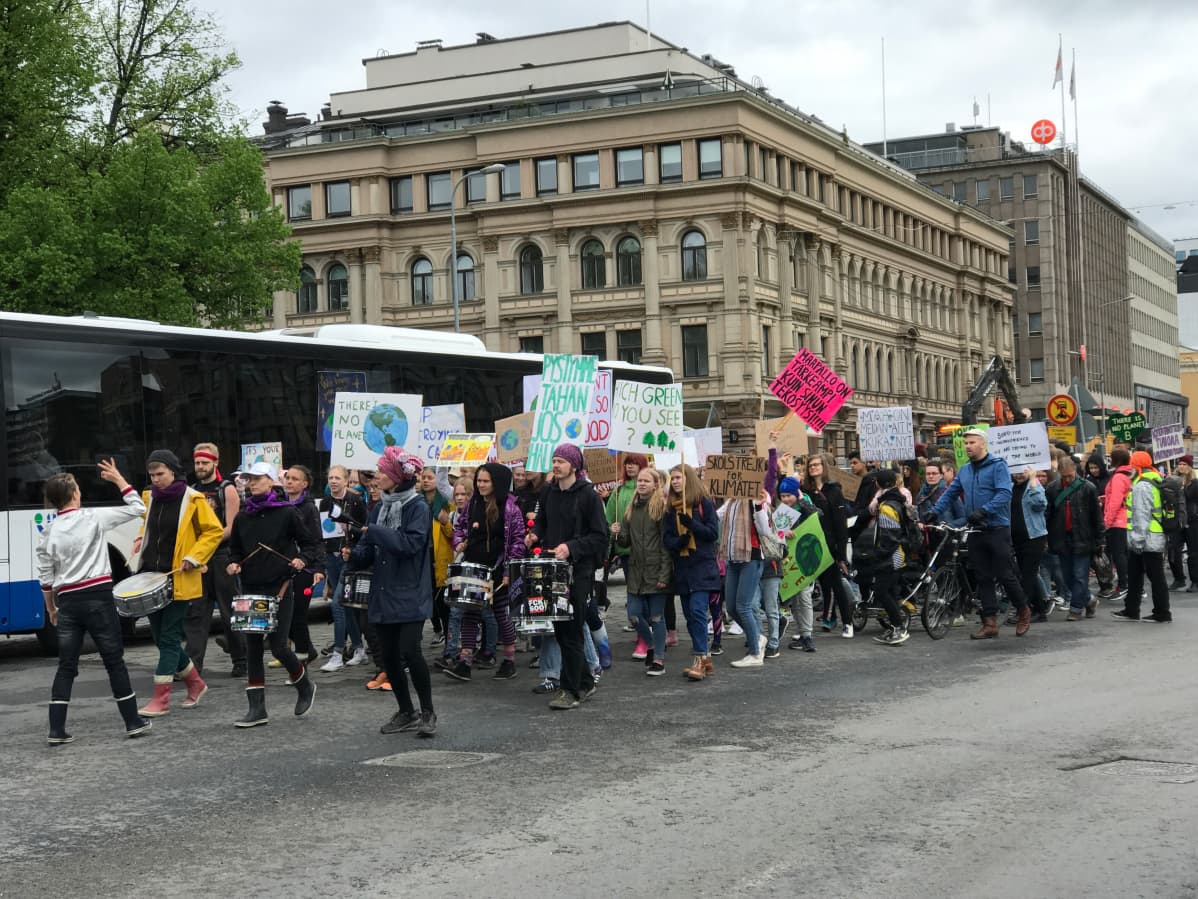 Ilmastolakkolaiset marssivat Hämeenkatua Keskustoria kohti