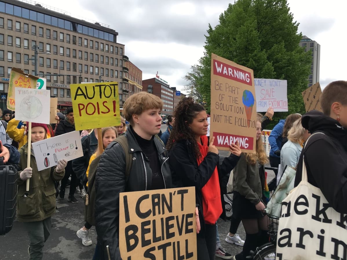 Ilmastolakkolaiset marssivat Koskipuistossa Tampereella