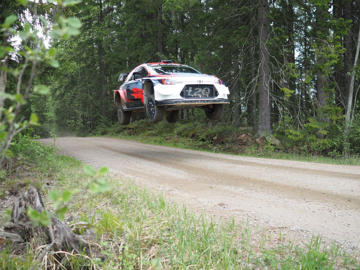 Rallikuski Jari Huttunen ajaa