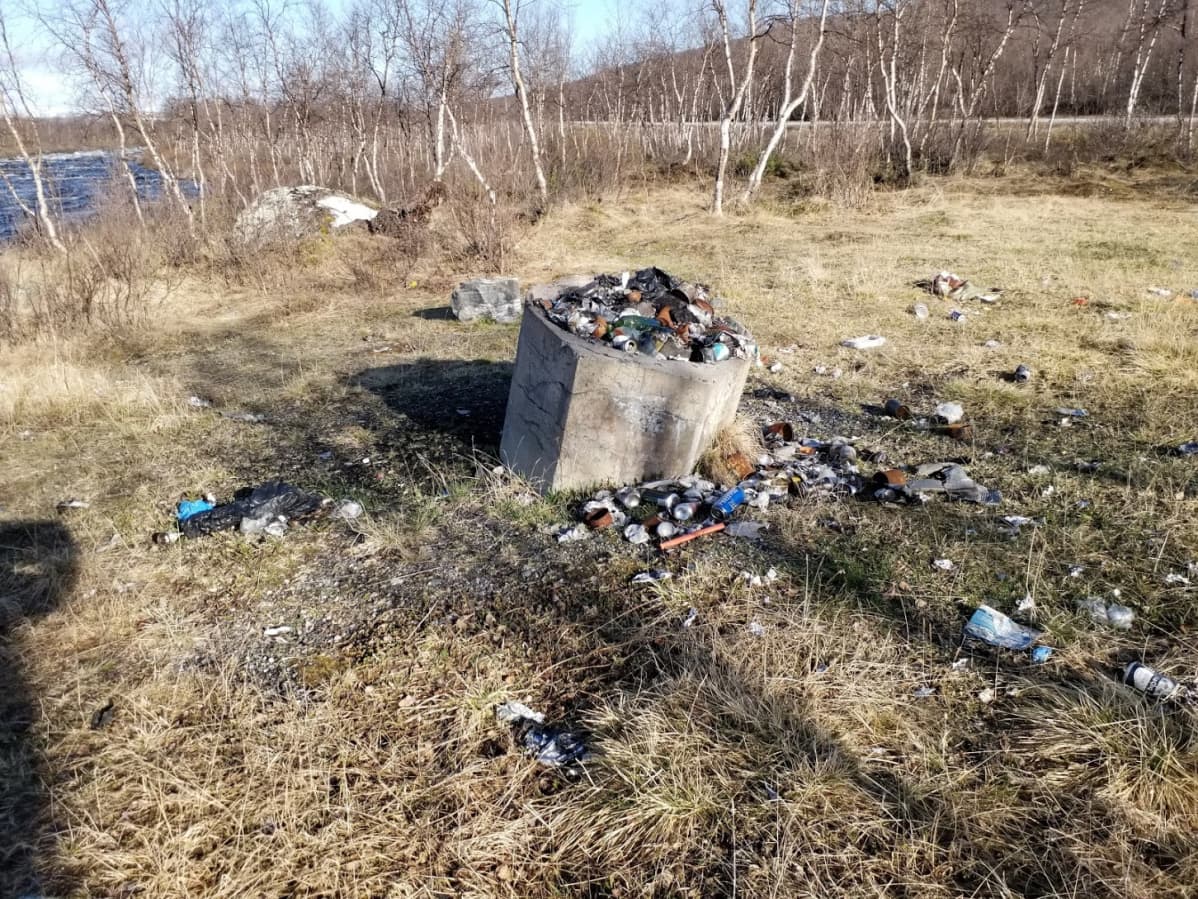 Iitonsuvannon parkkipaikan roskat