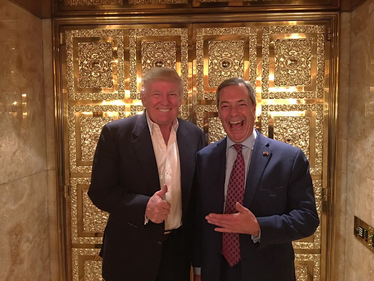 Donald Trump ja Nigel Farage yhteiskuvassa 12. marraskuuta 2016 Trump Tower:issa.