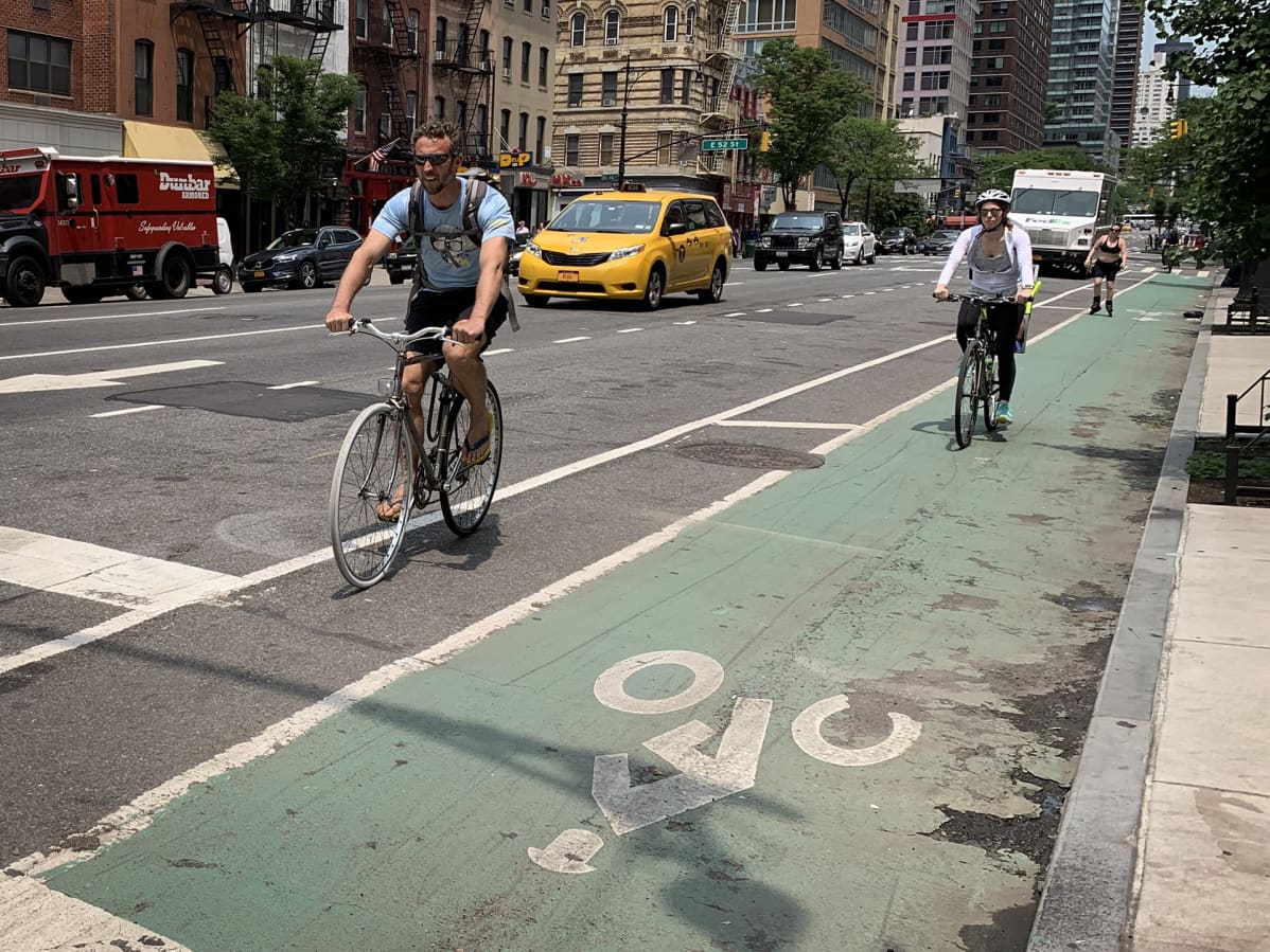 Pyöräilijöitä pyöräkaistalla New Yorkissa.