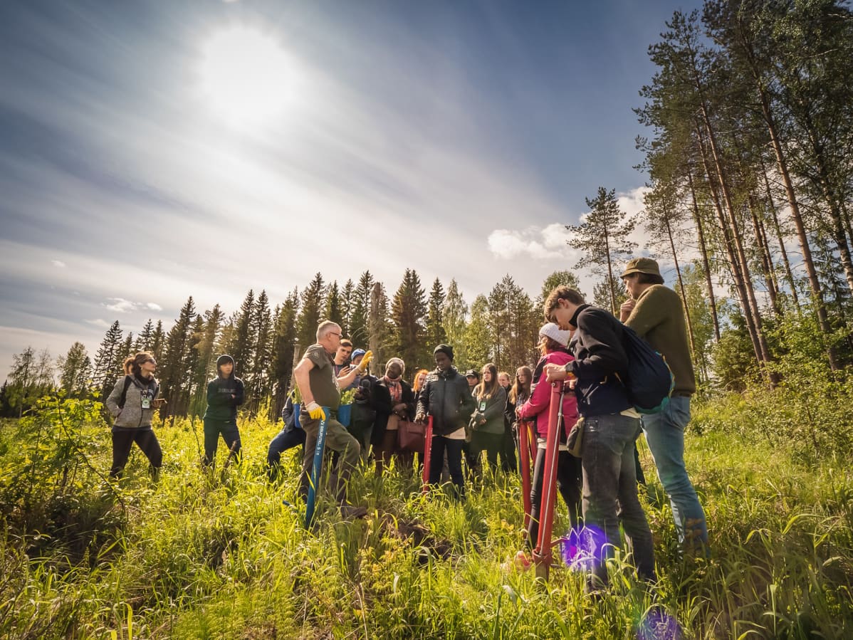 Maailman koululaisten ilmastokokouksen nuoria istuttamassa puun taimia Pohjois-Karjalassa toukokuussa 2019.