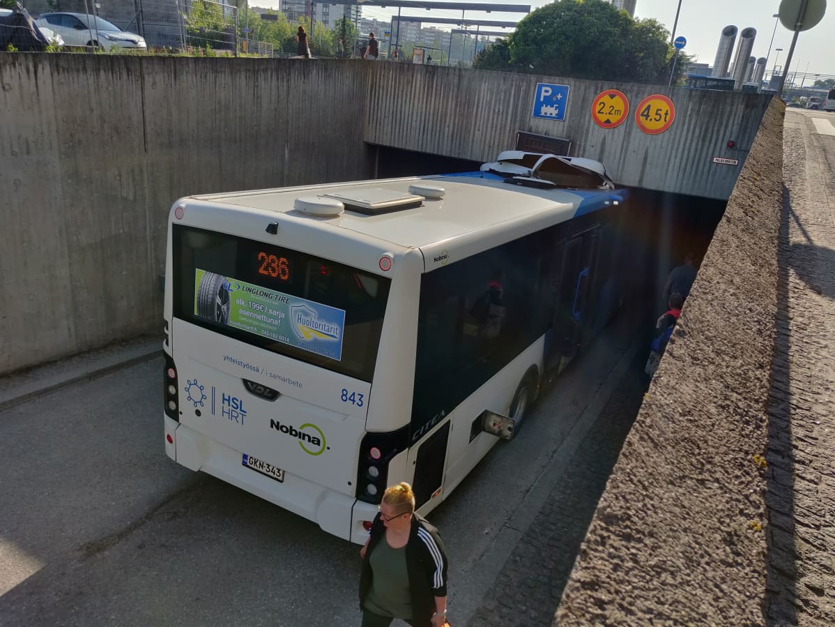 Bussi jumissa Sellon kauppakeskuksen parkkihallin suulla.