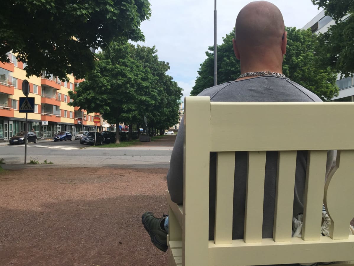 Satakuntalainen "Kauko" istuu puistonpenkillä.