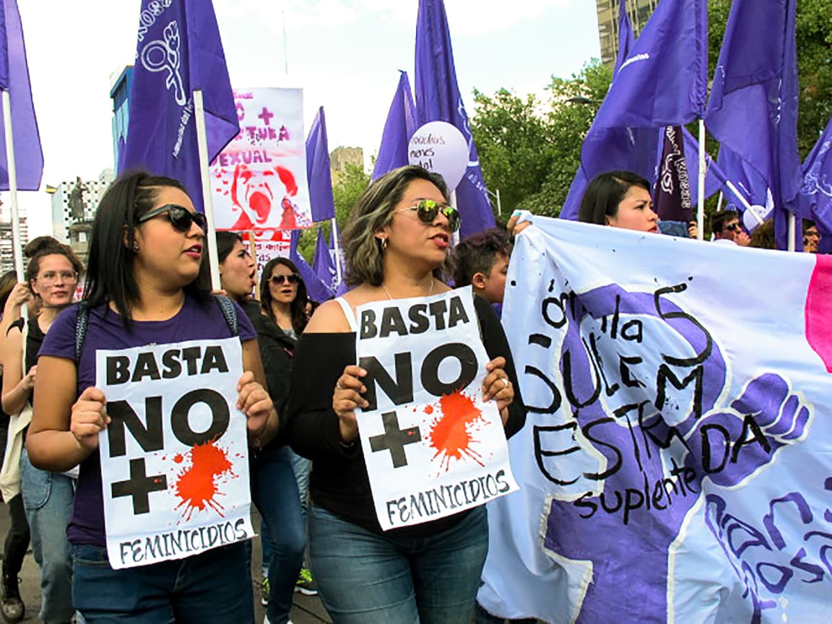 Meksikon pääkaupungissa Méxicossa järjestetään säännöllisesti mielenosoituksia, jotka vaativat hallitukselta toimia naisiin kohdistuvien murhien kitkemiseksi.