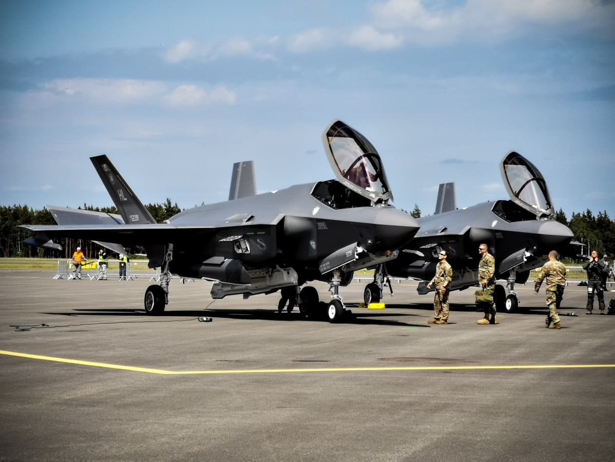 Kaksi yhdysvaltalaista F-35 -hävittäjää Turussa torstaina 13. kesäkuuta 2019.