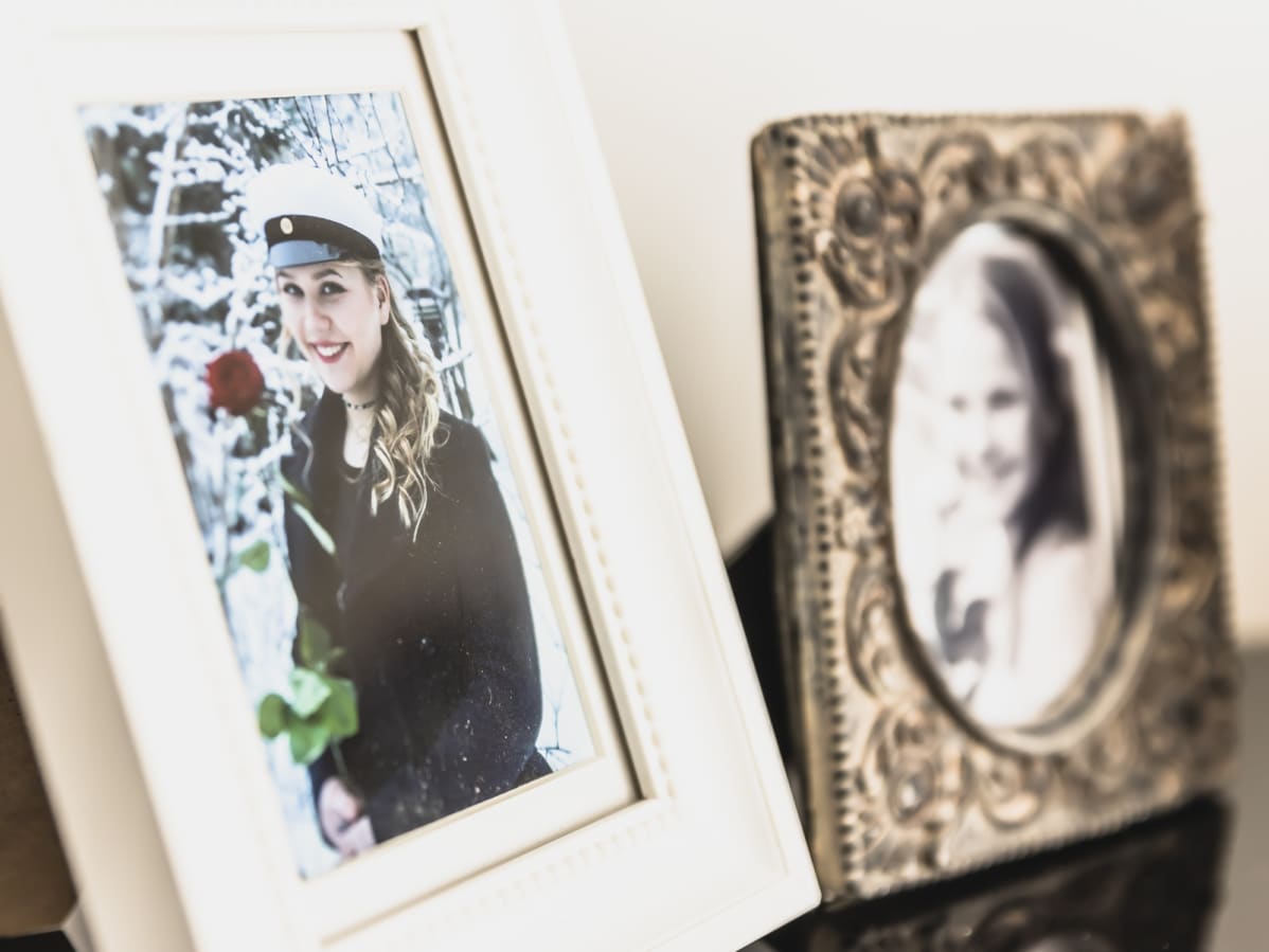 Amalia Paanasen ylioppilaskuva hyllyllä.