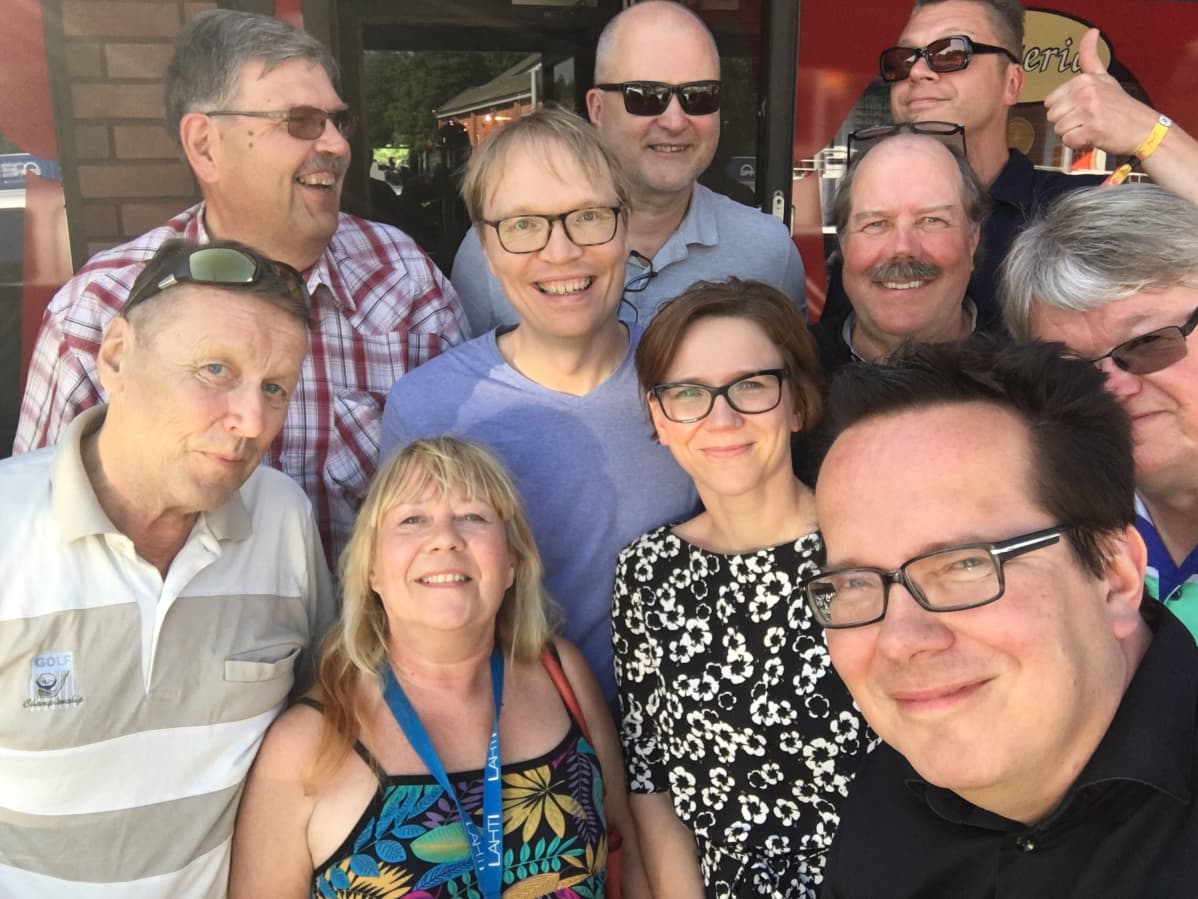 Iitti, Villen mesta.pubi 7.6.2019
Porukka, joka tapaa satunnaisesti paikallisessa pubissa perjantaisin töiden jälkeen. Mukana yrittäjiä, eläkeläisiä ja duunareita (ja luultavasti myös paikallislehden eläkkeelle jäävä päätoimittaja).
Vasemmalta oikealle: Alpo Talo, hänen takanaan Kari Vaalgamaa, Iina Helander (edessä), Simo Kymäläinen, Jouko Jokinen, Katri Mannonen, Heikki Kiseleff (edessä, selfien ottaja), Esa Lavonen, Tuomas Ferm (peukuttaa) ja hiukan piilossa Kari Helineva.