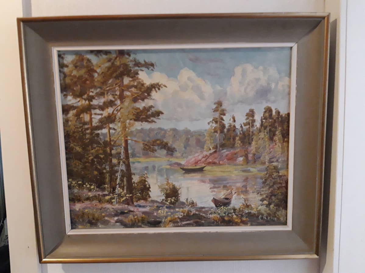 Rantamaisemaa esittävä öljyvärimaalaus.
