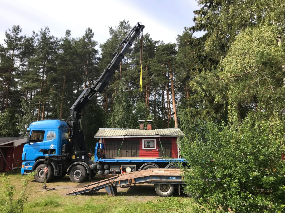 Esko Huhdan taloa viedään.