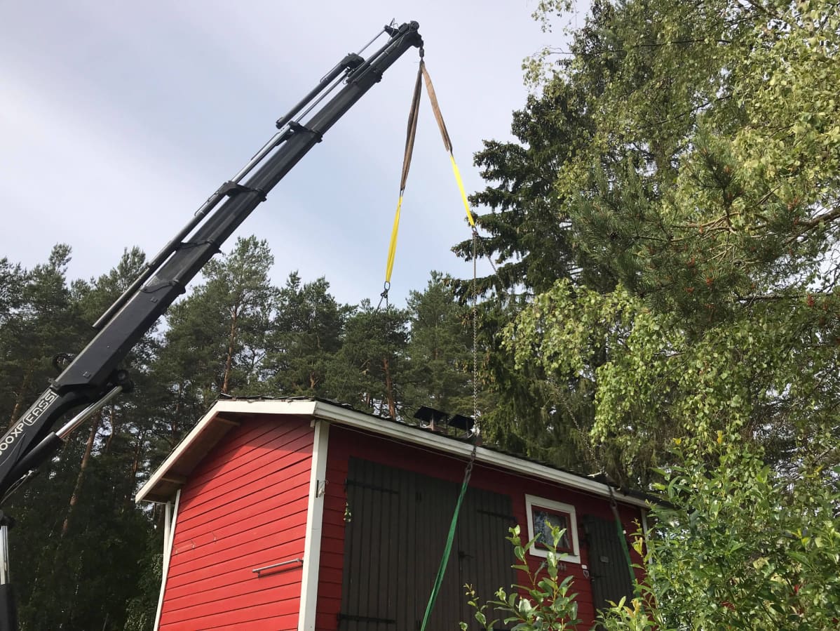 Esko Huhdan taloa siirretään.