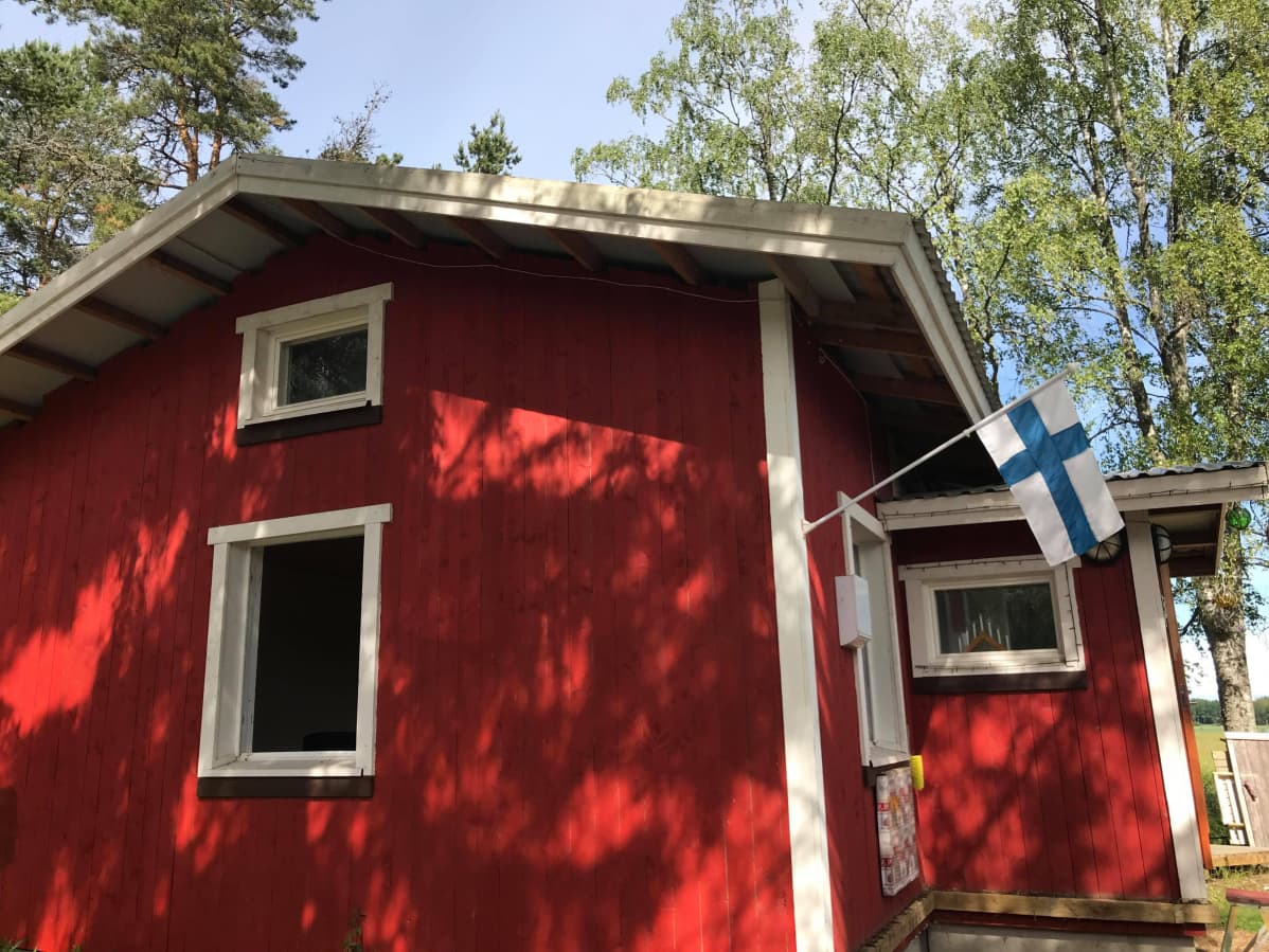 Esko Huhdan kesämökkiä viedään