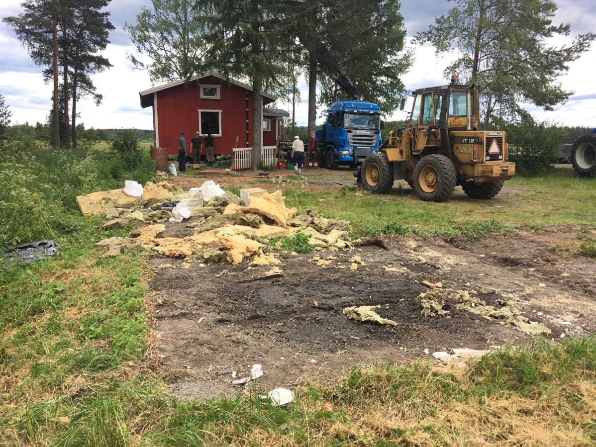 Esko Huhdan tontti iltapäivällä. Päämökin nostoa vailla tyhjä.