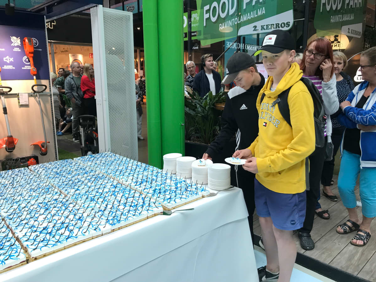 Täytekakkua tarjolla Lempäälässä.