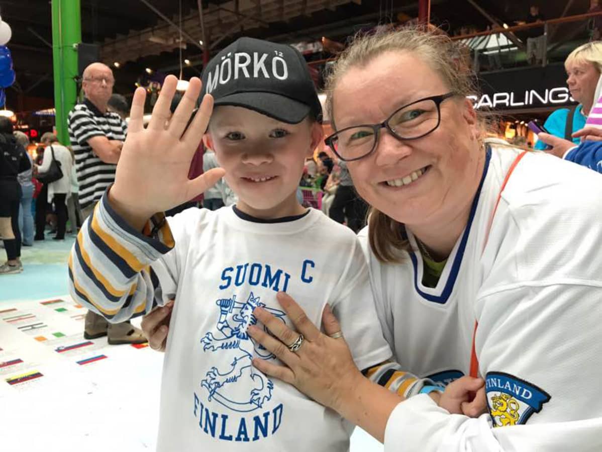 Pia ja Luca Lehtojoki Kangasalta saapuivat Mörkö-juhliin.