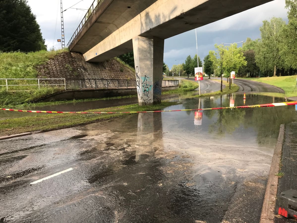 Vesi tulvii rankkasateen jälkeen Lappeenrannan Hietalankadulla.
