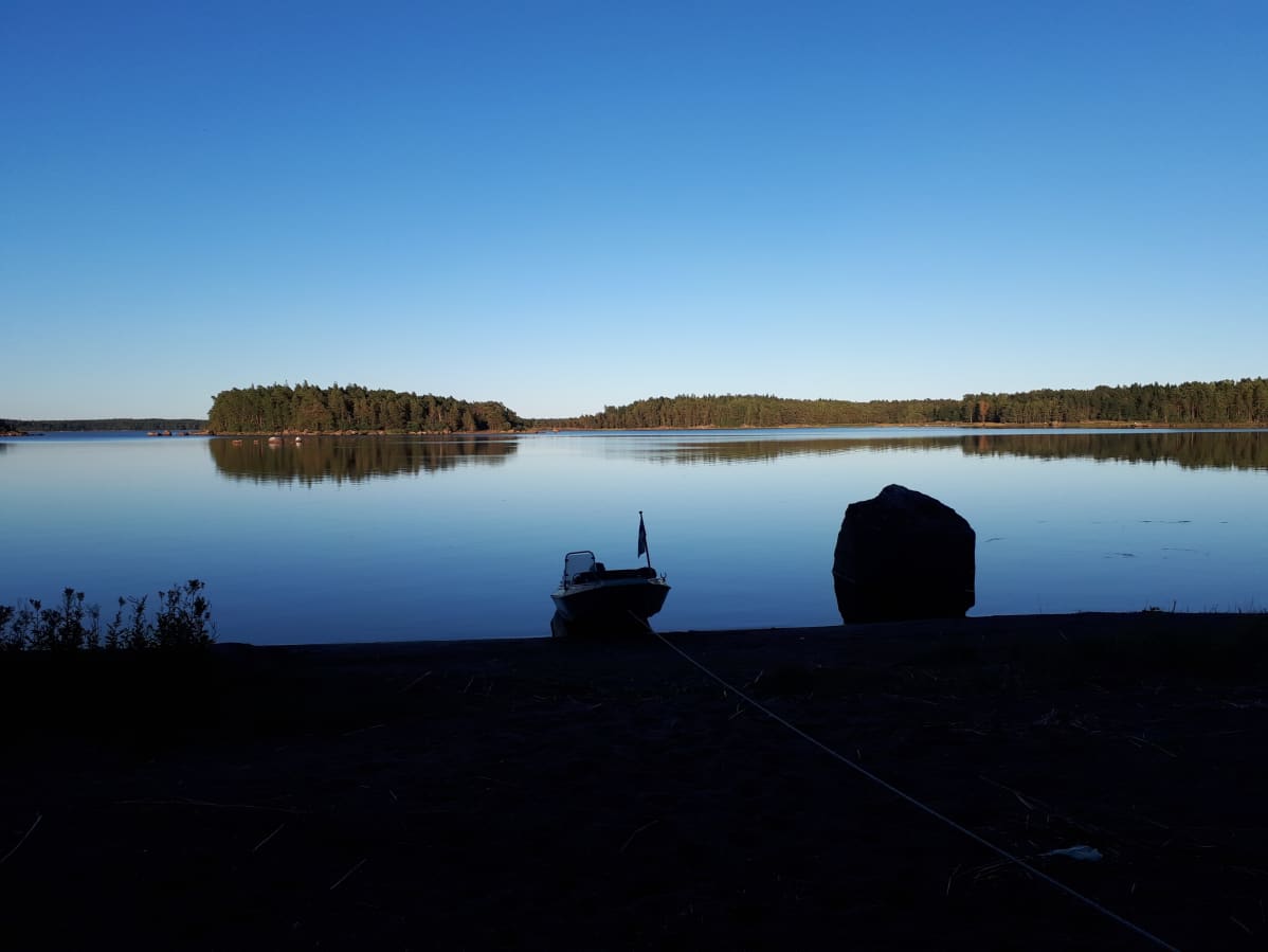 vene rannassa iltaruskossa