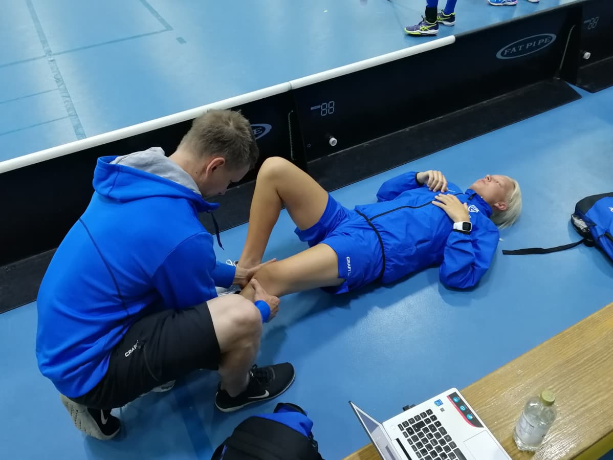 Fysioterapeutti Niko Iivonen ja My Kippilä Eerikkilässä maajoukkueleirillä 4.7.2019.